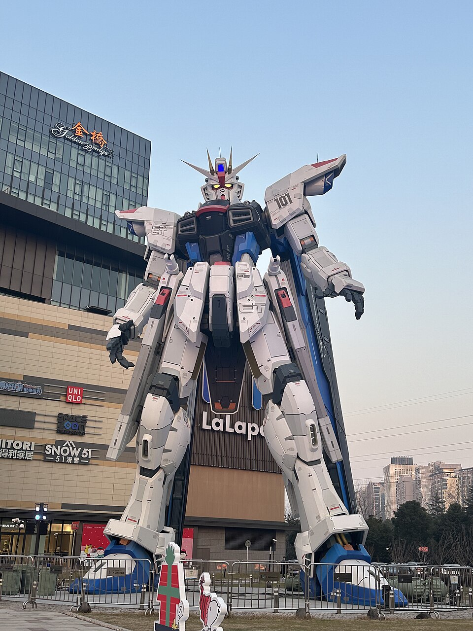 Lebensgroße Freedom-Gundam-Statue in Shanghai